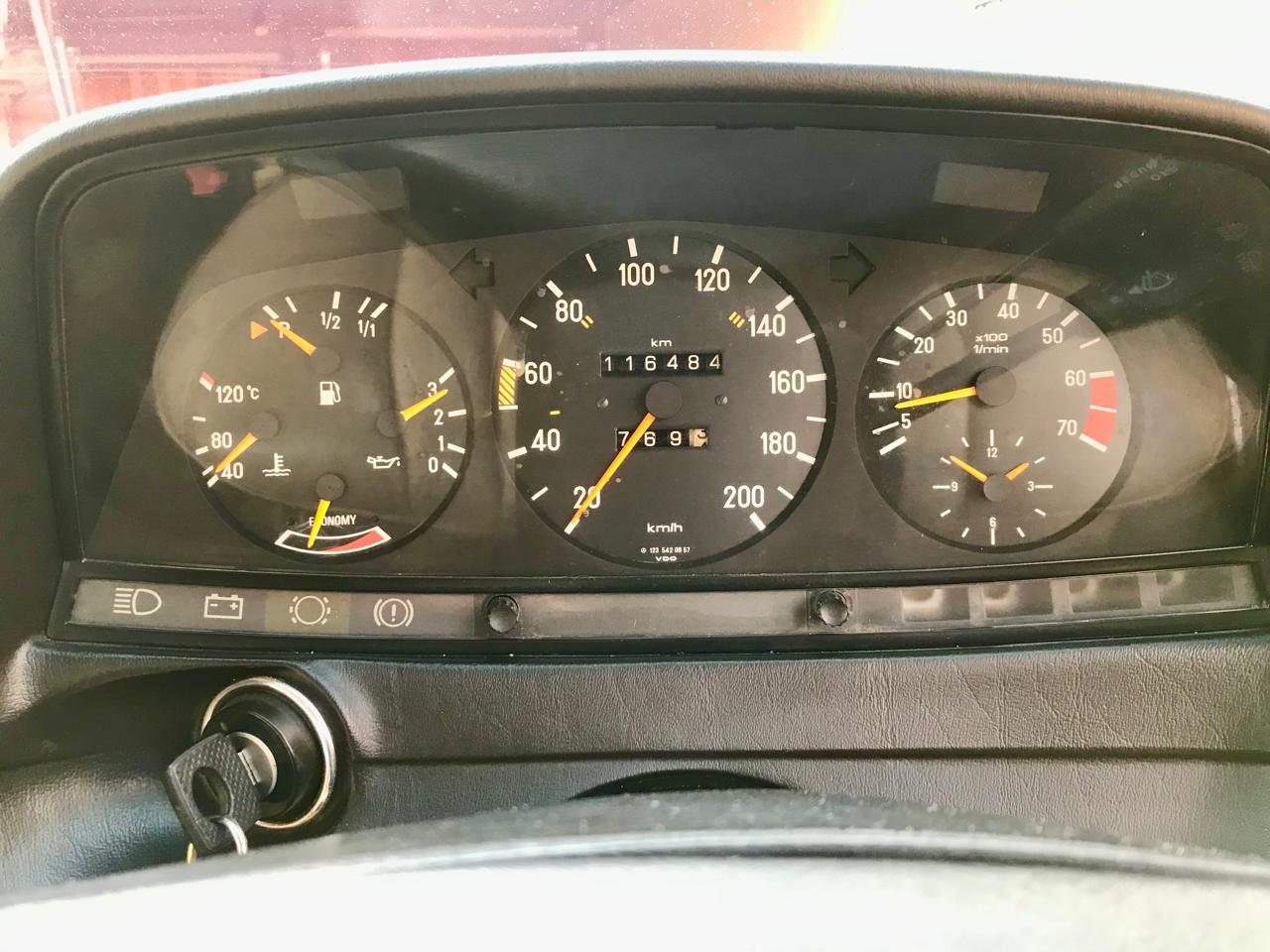 1984 Mercedes Benz W123 200